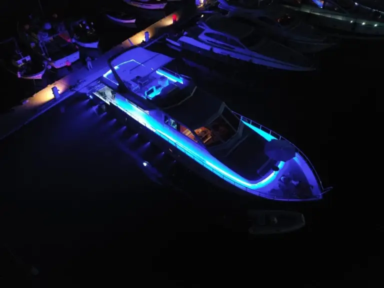 Canados 65 Fly - 1984 Yacht Rental