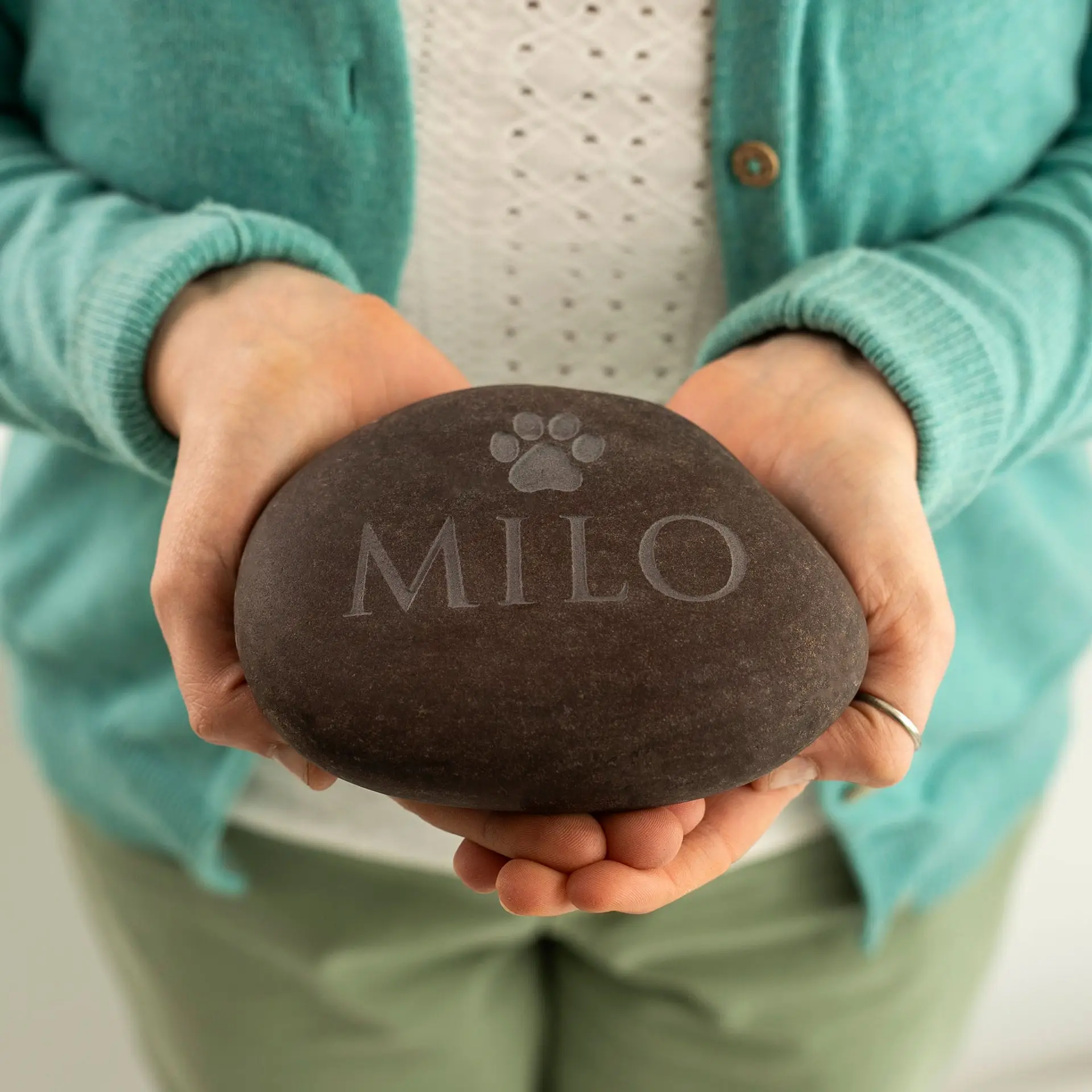 Heartfelt Pet Owner Gift: Personalized Pet Pebble Keepsake